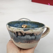 Filiżanka Surykatka ceramiczna ze spodkiem i surykatką w środku ręcznie toczona i malowana beż i niebieski elegancka filiżanka z zabawnym zwierzątkiem surykatka kubek