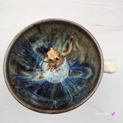 Filiżanka Surykatka ceramiczna ze spodkiem i surykatką w środku ręcznie toczona i malowana ciemny beż niebieski brąz elegancka filiżanka z zabawnym zwierzątkiem w środku surykatka kubek