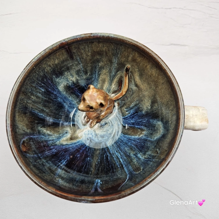 Filiżanka Surykatka ceramiczna ze spodkiem i surykatką w środku ręcznie toczona i malowana ciemny beż niebieski brąz elegancka filiżanka z zabawnym zwierzątkiem w środku surykatka kubek