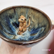 Filiżanka Surykatka ceramiczna ze spodkiem i surykatką w środku ręcznie toczona i malowana ciemny beż niebieski brąz elegancka filiżanka z zabawnym zwierzątkiem w środku surykatka kubek