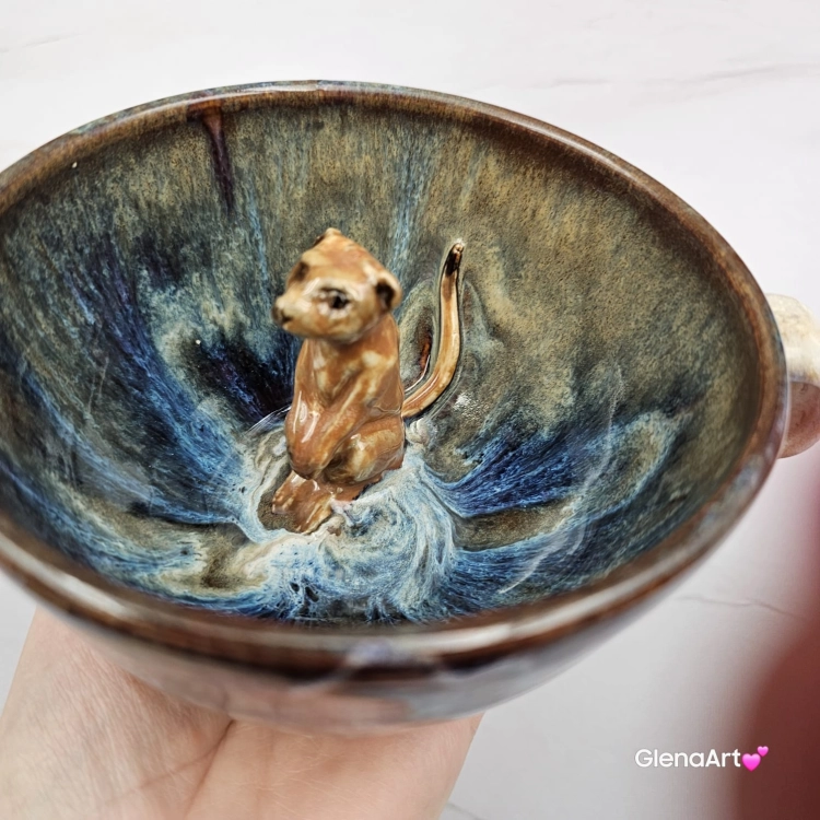 Filiżanka Surykatka ceramiczna ze spodkiem i surykatką w środku ręcznie toczona i malowana ciemny beż niebieski brąz elegancka filiżanka z zabawnym zwierzątkiem w środku surykatka kubek