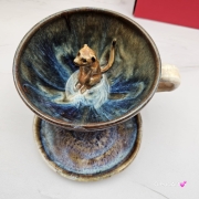 Filiżanka Surykatka ceramiczna ze spodkiem i surykatką w środku ręcznie toczona i malowana ciemny beż niebieski brąz elegancka filiżanka z zabawnym zwierzątkiem w środku surykatka kubek