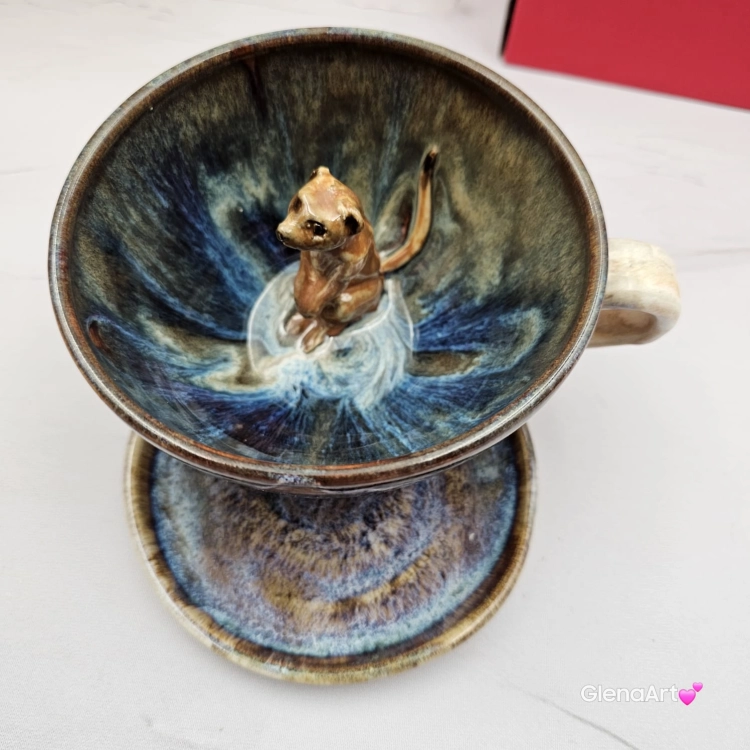 Filiżanka Surykatka ceramiczna ze spodkiem i surykatką w środku ręcznie toczona i malowana ciemny beż niebieski brąz elegancka filiżanka z zabawnym zwierzątkiem w środku surykatka kubek