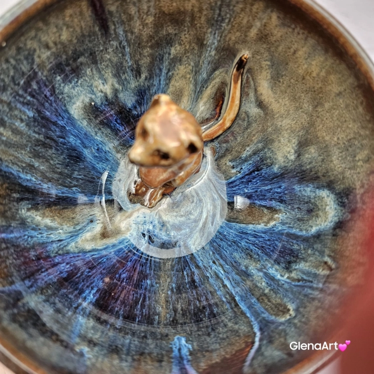 Filiżanka Surykatka ceramiczna ze spodkiem i surykatką w środku ręcznie toczona i malowana ciemny beż niebieski brąz elegancka filiżanka z zabawnym zwierzątkiem w środku surykatka kubek