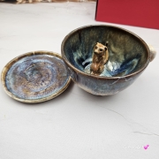 Filiżanka Surykatka ceramiczna ze spodkiem i surykatką w środku ręcznie toczona i malowana ciemny beż niebieski brąz elegancka filiżanka z zabawnym zwierzątkiem w środku surykatka kubek