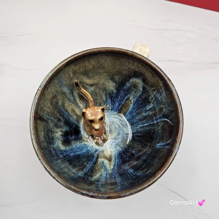 Filiżanka Surykatka ceramiczna ze spodkiem i surykatką w środku ręcznie toczona i malowana ciemny beż niebieski brąz elegancka filiżanka z zabawnym zwierzątkiem w środku surykatka kubek