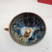 Filiżanka Surykatka ceramiczna ze spodkiem i surykatką w środku ręcznie toczona i malowana ciemny beż niebieski brąz elegancka filiżanka z zabawnym zwierzątkiem w środku surykatka kubek