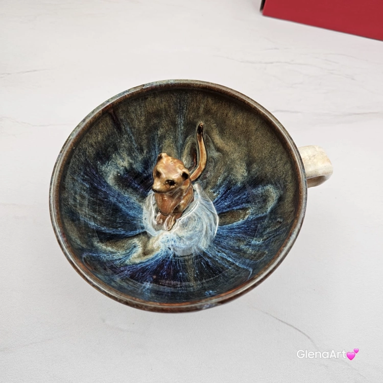 Filiżanka Surykatka ceramiczna ze spodkiem i surykatką w środku ręcznie toczona i malowana ciemny beż niebieski brąz elegancka filiżanka z zabawnym zwierzątkiem w środku surykatka kubek