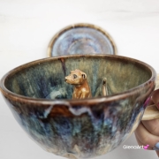 Filiżanka Surykatka ceramiczna ze spodkiem i surykatką w środku ręcznie toczona i malowana ciemny beż niebieski brąz elegancka filiżanka z zabawnym zwierzątkiem w środku surykatka kubek