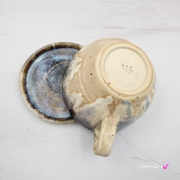 Filiżanka Surykatka ceramiczna ze spodkiem i surykatką w środku ręcznie toczona i malowana ciemny beż niebieski brąz elegancka filiżanka z zabawnym zwierzątkiem w środku surykatka kubek