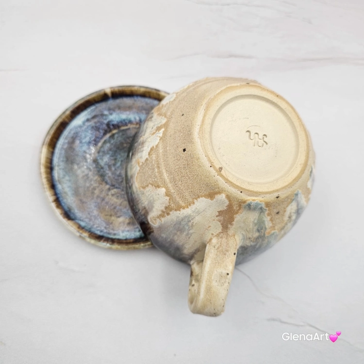 Filiżanka Surykatka ceramiczna ze spodkiem i surykatką w środku ręcznie toczona i malowana ciemny beż niebieski brąz elegancka filiżanka z zabawnym zwierzątkiem w środku surykatka kubek