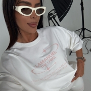 T-shirt LA MANUEL Model - BURST ecru ONE SIZE koszulka ecru z różowym napisem LOGO Lamanuel