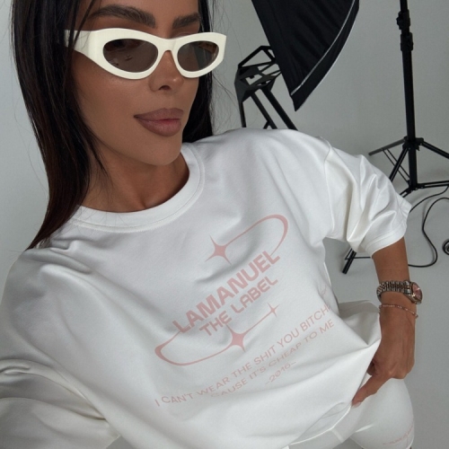 T-shirt LA MANUEL Model - BURST ecru ONE SIZE koszulka ecru z różowym napisem LOGO Lamanuel