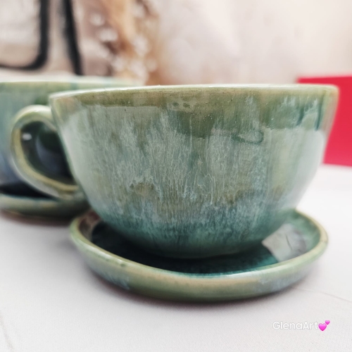 Filiżanka Jasny Gniady KOŃ ceramiczna ze spodkiem i koniem w środku ręcznie toczona i malowana koń ze spodkiem prezent w kolorze błękitnego jeziorka przenikającym się kubek z koniem filiżanka z koniem karym jasnym gniadym niebiesko - zielone szkliwa