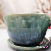 Filiżanka Jasny Gniady KOŃ ceramiczna ze spodkiem i koniem w środku ręcznie toczona i malowana koń ze spodkiem prezent w kolorze błękitnego jeziorka przenikającym się kubek z koniem filiżanka z koniem karym jasnym gniadym niebiesko - zielone szkliwa