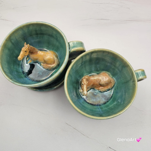 Filiżanka Jasny Gniady KOŃ ceramiczna ze spodkiem i koniem w środku ręcznie toczona i malowana koń ze spodkiem prezent w kolorze błękitnego jeziorka przenikającym się kubek z koniem filiżanka z koniem karym jasnym gniadym niebiesko - zielone szkliwa