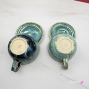 Filiżanka Jasny Gniady KOŃ ceramiczna ze spodkiem i koniem w środku ręcznie toczona i malowana koń ze spodkiem prezent w kolorze błękitnego jeziorka przenikającym się kubek z koniem filiżanka z koniem karym jasnym gniadym niebiesko - zielone szkliwa