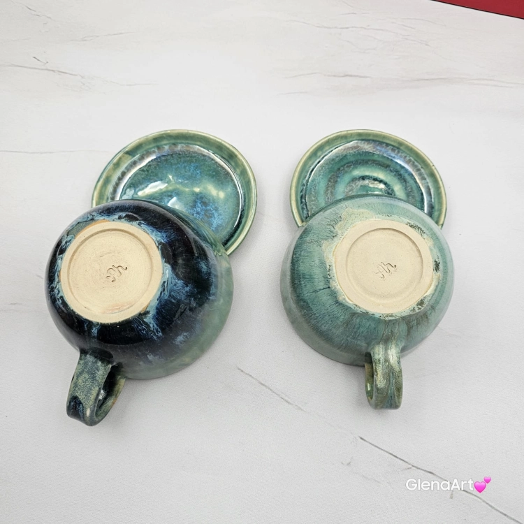Filiżanka Jasny Gniady KOŃ ceramiczna ze spodkiem i koniem w środku ręcznie toczona i malowana koń ze spodkiem prezent w kolorze błękitnego jeziorka przenikającym się kubek z koniem filiżanka z koniem karym jasnym gniadym niebiesko - zielone szkliwa