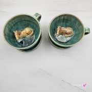 Filiżanka Jasny Gniady KOŃ ceramiczna ze spodkiem i koniem w środku ręcznie toczona i malowana koń ze spodkiem prezent w kolorze błękitnego jeziorka przenikającym się kubek z koniem filiżanka z koniem karym jasnym gniadym niebiesko - zielone szkliwa