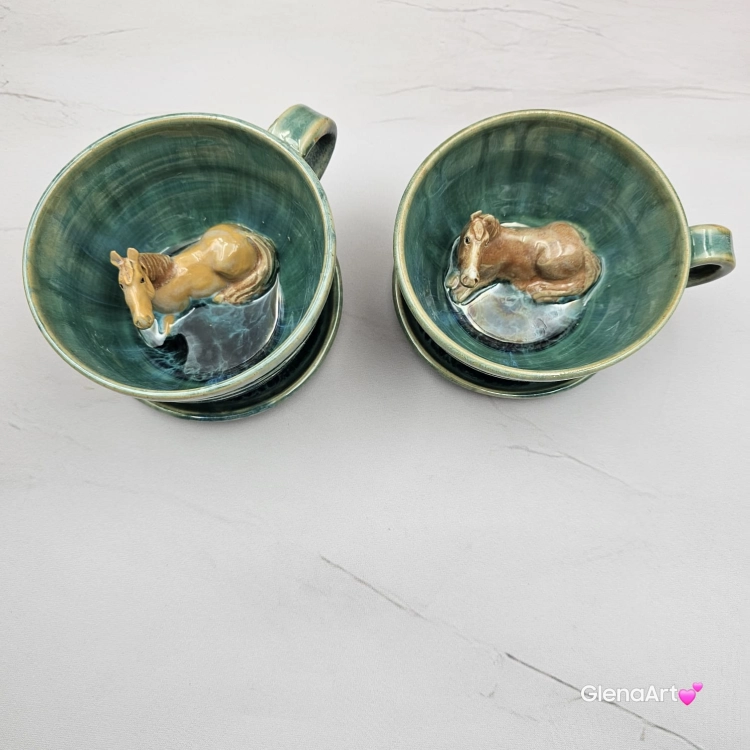 Filiżanka Jasny Gniady KOŃ ceramiczna ze spodkiem i koniem w środku ręcznie toczona i malowana koń ze spodkiem prezent w kolorze błękitnego jeziorka przenikającym się kubek z koniem filiżanka z koniem karym jasnym gniadym niebiesko - zielone szkliwa