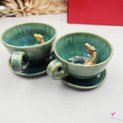 Filiżanka Jasny Gniady KOŃ ceramiczna ze spodkiem i koniem w środku ręcznie toczona i malowana koń ze spodkiem prezent w kolorze błękitnego jeziorka przenikającym się kubek z koniem filiżanka z koniem karym jasnym gniadym niebiesko - zielone szkliwa