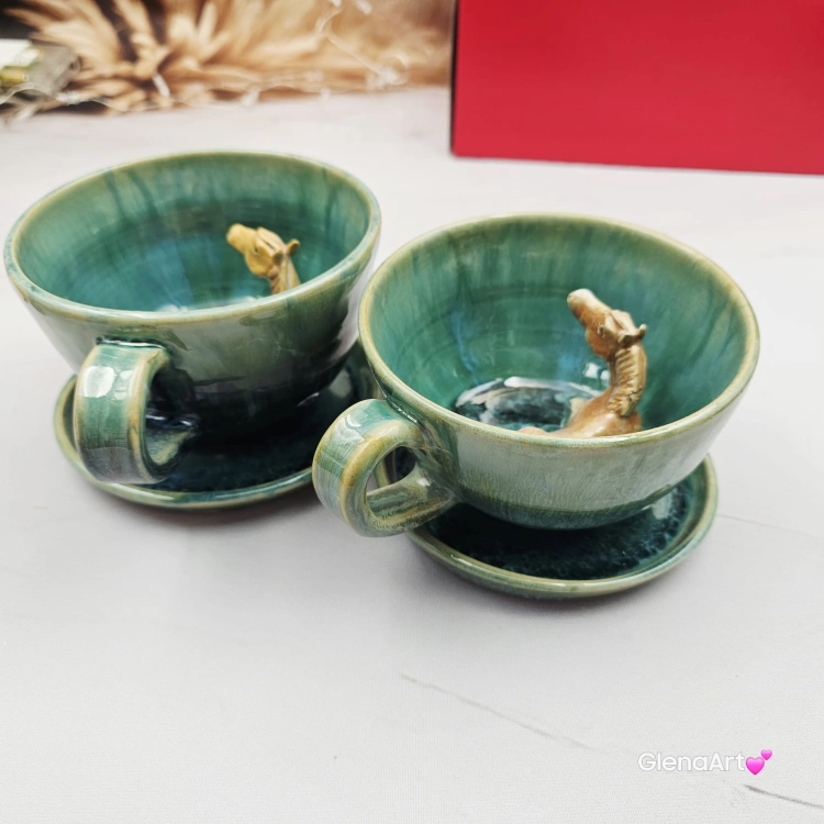 Filiżanka Jasny Gniady KOŃ ceramiczna ze spodkiem i koniem w środku ręcznie toczona i malowana koń ze spodkiem prezent w kolorze błękitnego jeziorka przenikającym się kubek z koniem filiżanka z koniem karym jasnym gniadym niebiesko - zielone szkliwa