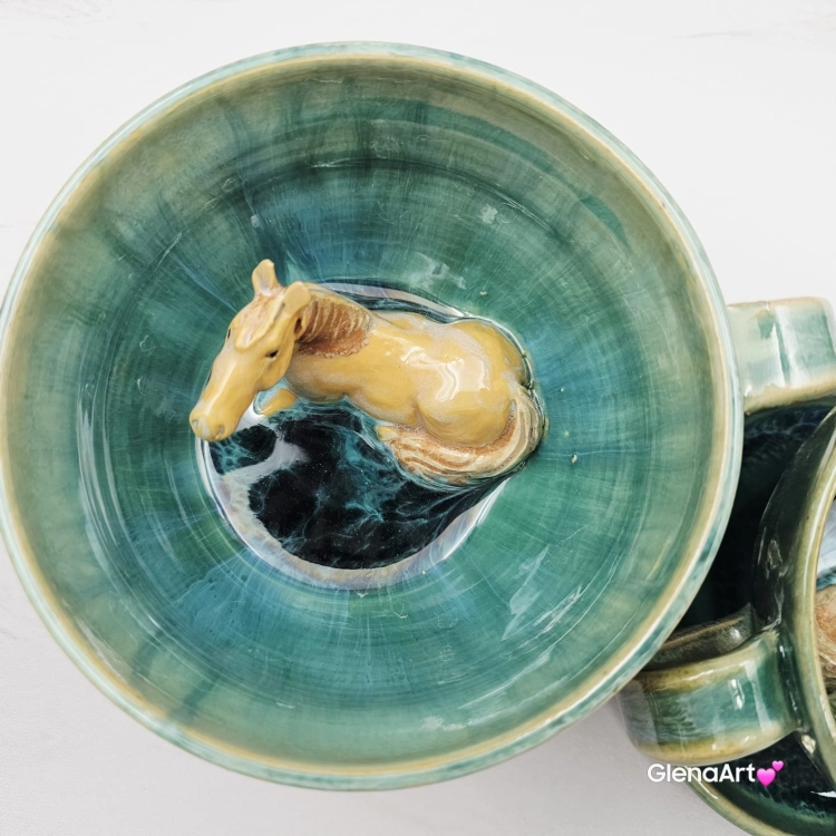 Filiżanka Jasny Gniady KOŃ ceramiczna ze spodkiem i koniem w środku ręcznie toczona i malowana koń ze spodkiem prezent w kolorze błękitnego jeziorka przenikającym się kubek z koniem filiżanka z koniem karym jasnym gniadym niebiesko - zielone szkliwa