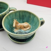 Filiżanka Jasny Gniady KOŃ ceramiczna ze spodkiem i koniem w środku ręcznie toczona i malowana koń ze spodkiem prezent w kolorze błękitnego jeziorka przenikającym się kubek z koniem filiżanka z koniem karym jasnym gniadym niebiesko - zielone szkliwa