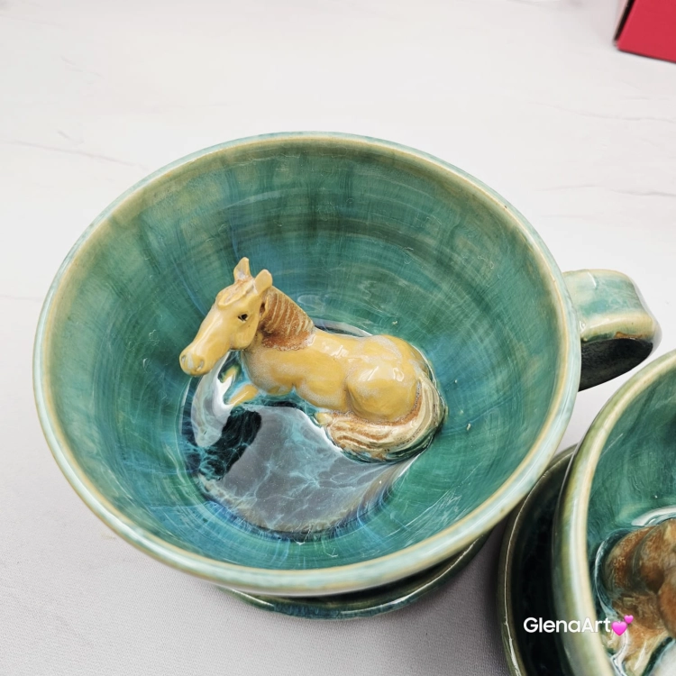 Filiżanka Jasny Gniady KOŃ ceramiczna ze spodkiem i koniem w środku ręcznie toczona i malowana koń ze spodkiem prezent w kolorze błękitnego jeziorka przenikającym się kubek z koniem filiżanka z koniem karym jasnym gniadym niebiesko - zielone szkliwa