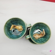 Filiżanka Jasny Gniady KOŃ ceramiczna ze spodkiem i koniem w środku ręcznie toczona i malowana koń ze spodkiem prezent w kolorze błękitnego jeziorka przenikającym się kubek z koniem filiżanka z koniem karym jasnym gniadym niebiesko - zielone szkliwa