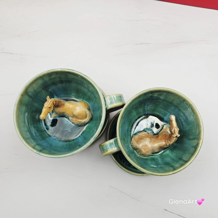 Filiżanka Jasny Gniady KOŃ ceramiczna ze spodkiem i koniem w środku ręcznie toczona i malowana koń ze spodkiem prezent w kolorze błękitnego jeziorka przenikającym się kubek z koniem filiżanka z koniem karym jasnym gniadym niebiesko - zielone szkliwa