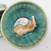 Filiżanka Jasny Gniady KOŃ ceramiczna ze spodkiem i koniem w środku ręcznie toczona i malowana koń ze spodkiem prezent w kolorze błękitnego jeziorka przenikającym się kubek z koniem filiżanka z koniem karym jasnym gniadym niebiesko - zielone szkliwa
