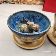 Filiżanka Hipopotam ceramiczna Hipopotam - HIPCIO ze spodkiem w środku figurka HIPOPOTAMA ręcznie toczona i malowana w kolorze niebiesko - zielonym prezent dla miłośnika natury kubek z hipciem hipopotam