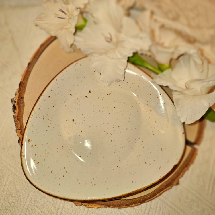 Talerz ceramiczny deserowy Delta Rustic Krem Kera nakrapiany