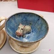 Filiżanka Hipopotam ceramiczna Hipopotam - HIPCIO ze spodkiem w środku figurka HIPOPOTAMA ręcznie toczona i malowana w kolorze niebiesko - zielonym prezent dla miłośnika natury kubek z hipciem hipopotam