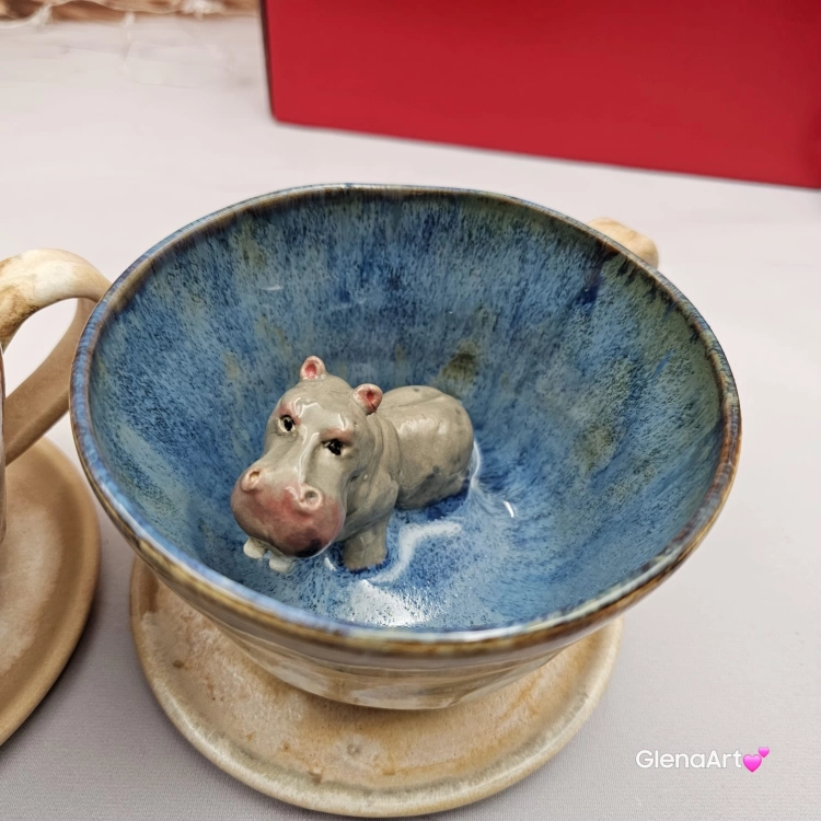 Filiżanka Hipopotam ceramiczna Hipopotam - HIPCIO ze spodkiem w środku figurka HIPOPOTAMA ręcznie toczona i malowana w kolorze niebiesko - zielonym prezent dla miłośnika natury kubek z hipciem hipopotam
