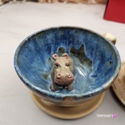 Filiżanka Hipopotam ceramiczna Hipopotam - HIPCIO ze spodkiem w środku figurka HIPOPOTAMA ręcznie toczona i malowana w kolorze niebiesko - zielonym prezent dla miłośnika natury kubek z hipciem hipopotam