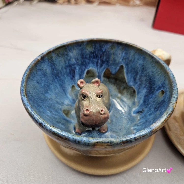 Filiżanka Hipopotam ceramiczna Hipopotam - HIPCIO ze spodkiem w środku figurka HIPOPOTAMA ręcznie toczona i malowana w kolorze niebiesko - zielonym prezent dla miłośnika natury kubek z hipciem hipopotam