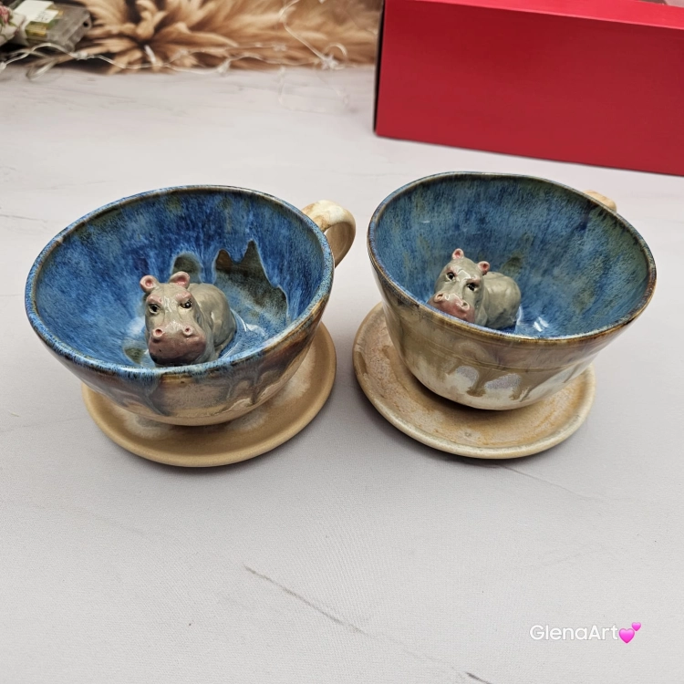 Filiżanka Hipopotam ceramiczna Hipopotam - HIPCIO ze spodkiem w środku figurka HIPOPOTAMA ręcznie toczona i malowana w kolorze niebiesko - zielonym prezent dla miłośnika natury kubek z hipciem hipopotam