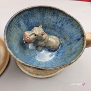 Filiżanka Hipopotam ceramiczna Hipopotam - HIPCIO ze spodkiem w środku figurka HIPOPOTAMA ręcznie toczona i malowana w kolorze niebiesko - zielonym prezent dla miłośnika natury kubek z hipciem hipopotam