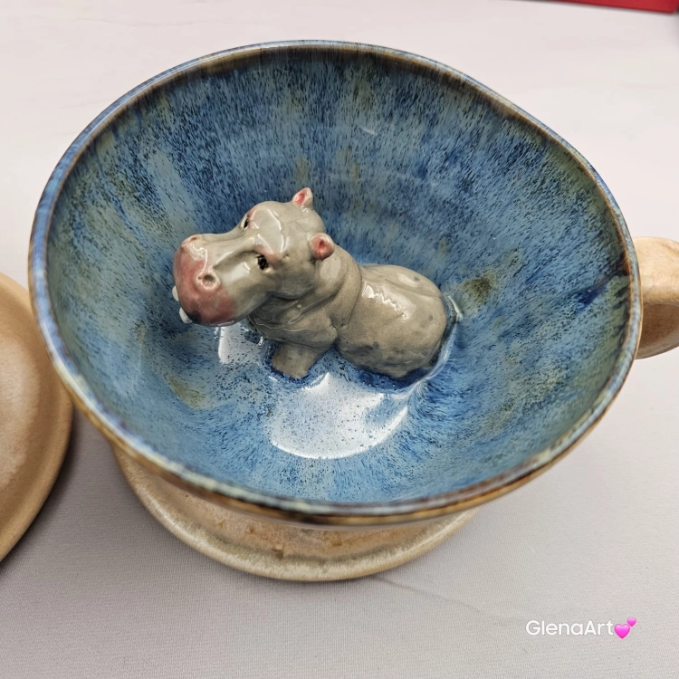 Filiżanka Hipopotam ceramiczna Hipopotam - HIPCIO ze spodkiem w środku figurka HIPOPOTAMA ręcznie toczona i malowana w kolorze niebiesko - zielonym prezent dla miłośnika natury kubek z hipciem hipopotam