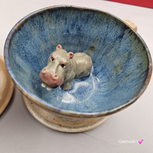 Filiżanka Hipopotam ceramiczna Hipopotam - HIPCIO ze spodkiem w środku figurka HIPOPOTAMA ręcznie toczona i malowana w kolorze niebiesko - zielonym prezent dla miłośnika natury kubek z hipciem hipopotam