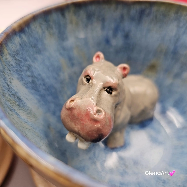 Filiżanka Hipopotam ceramiczna Hipopotam - HIPCIO ze spodkiem w środku figurka HIPOPOTAMA ręcznie toczona i malowana w kolorze niebiesko - zielonym prezent dla miłośnika natury kubek z hipciem hipopotam