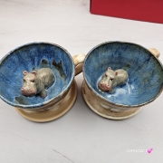 Filiżanka Hipopotam ceramiczna Hipopotam - HIPCIO ze spodkiem w środku figurka HIPOPOTAMA ręcznie toczona i malowana w kolorze niebiesko - zielonym prezent dla miłośnika natury kubek z hipciem hipopotam