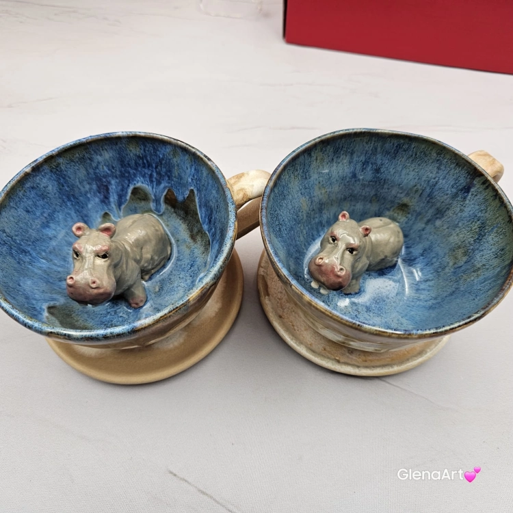 Filiżanka Hipopotam ceramiczna Hipopotam - HIPCIO ze spodkiem w środku figurka HIPOPOTAMA ręcznie toczona i malowana w kolorze niebiesko - zielonym prezent dla miłośnika natury kubek z hipciem hipopotam