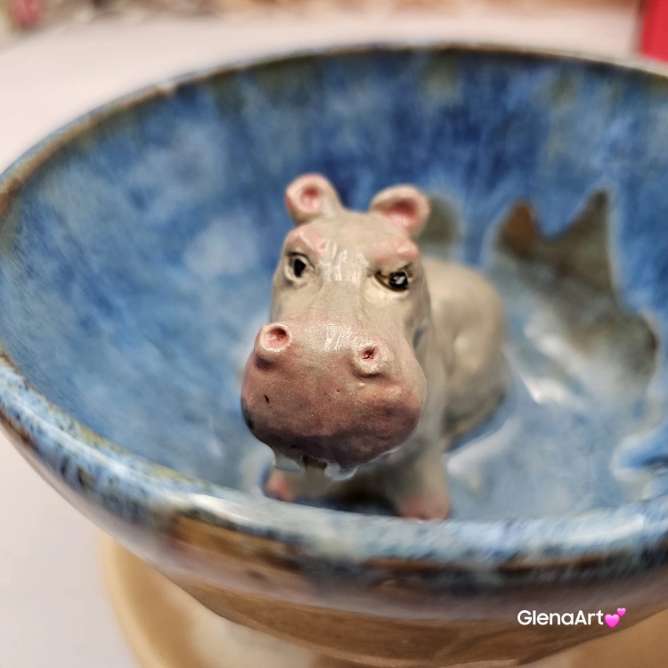 Filiżanka Hipopotam ceramiczna Hipopotam - HIPCIO ze spodkiem w środku figurka HIPOPOTAMA ręcznie toczona i malowana w kolorze niebiesko - zielonym prezent dla miłośnika natury kubek z hipciem hipopotam