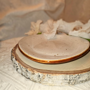 Talerz ceramiczny deserowy Delta Rustic Krem Kera nakrapiany