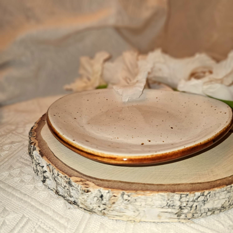 Talerz ceramiczny deserowy Delta Rustic Krem Kera nakrapiany