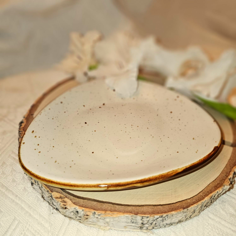 Talerz ceramiczny deserowy Delta Rustic Krem Kera nakrapiany