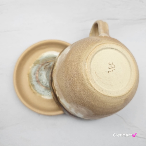 Filiżanka ceramiczna jamnik z czarnym jamniczkiem uroczym ręcznie toczona i malowana filiżanka ze spodkiem przenikające się szkliwa 300 ml z jamnikiem kubek